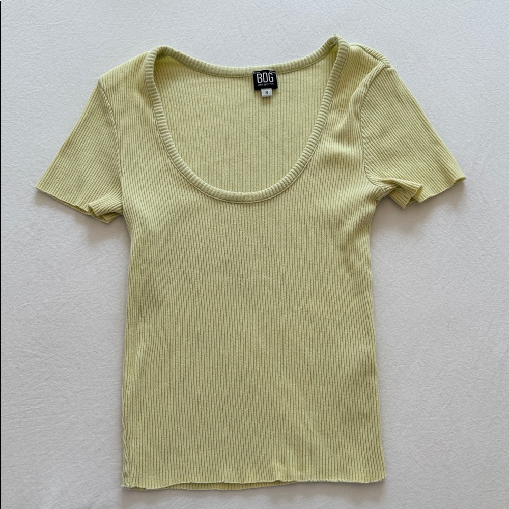 BDG Short Sleeve Ribbed Scoop Neck Top in Light Yellow